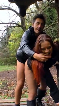Jessy e conny Dachs fanno pipì!!