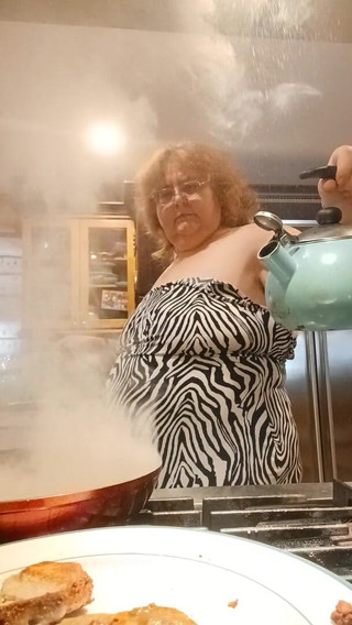BBW nurse Vicki adventures with friends: Vaření vepřových chopů k večeři a obnažování při vaření