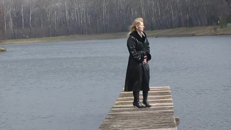 Femdom Austria: หมาเมียในชุดหนังฉี่บนท่าเรือ