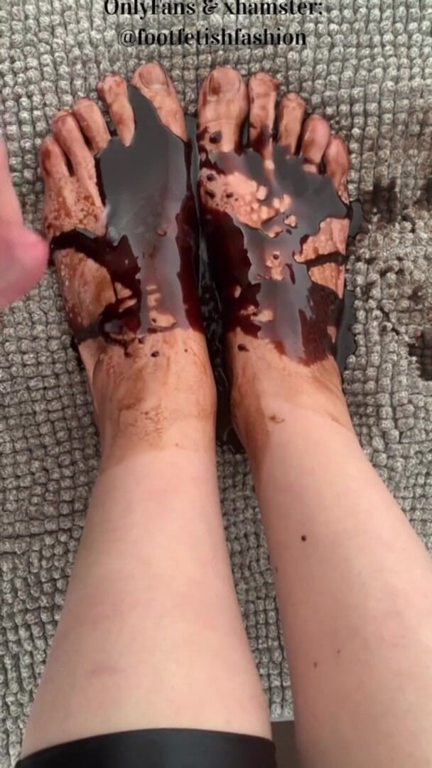 FootFetishFashion: Massaggio ai piedi con cioccolato, parte 2/2