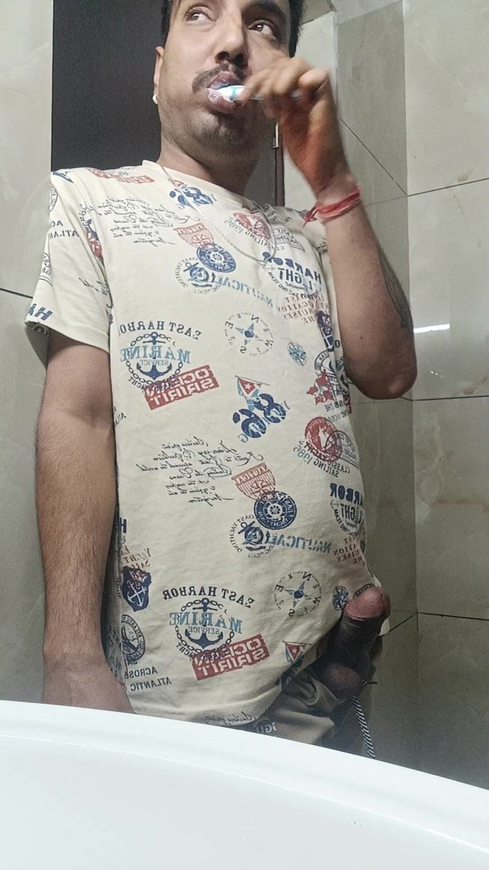 Rajasthani-old-lover: Uomo indiano di desi si gode la doccia e spettacolo...