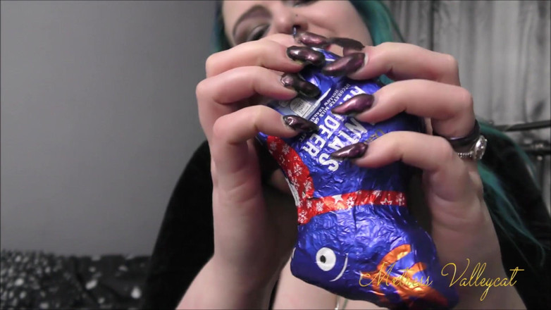 Mxtress Valleycat: New nails shread chocolate reindeer