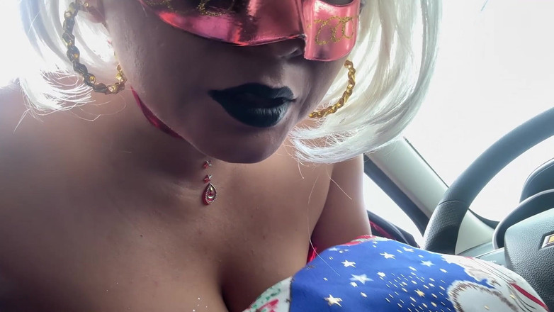 NEGRITA SEXY: Weihnachts-exhibitionistin masturbiert in ihrem auto - intensives ausgelassen unter rock und...