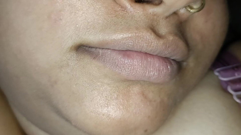 Catchybusty: Desi Bhabhi Can't Control Herself