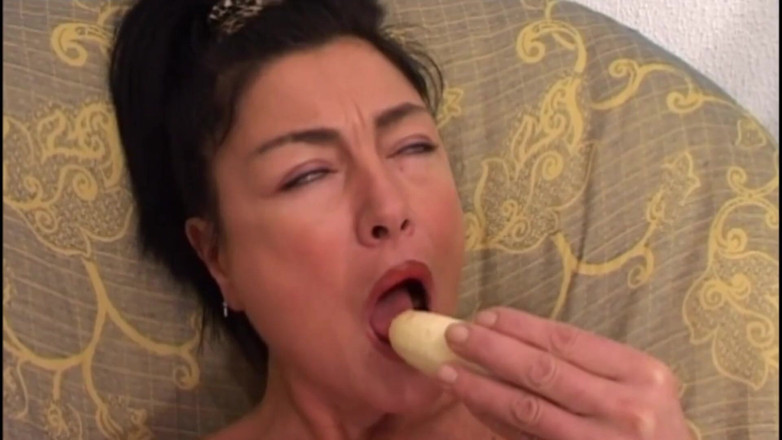 My real dirty life: Bătrână se masturbează cu banană