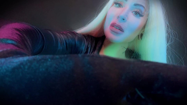 Baal Eldritch: Mani con guanti gioca con la bocca gioca con il...