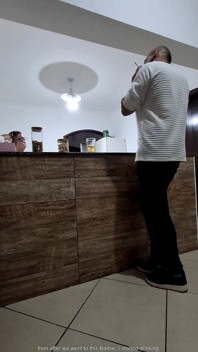 Sie betrügt ihren Ehemann mit einem Fremden an der bar, aber nur anal.