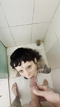 Curva tatuată nu se oprește niciodată la jumătatea drumului în fiecare picătură, de fiecare dată, Toată pișarea