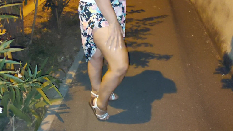 Step Mommy: Mujer se masturba afuera en el tronco y tiene un...