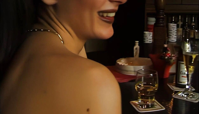 Perv Milfs n Teens: Snövit har sin oskuld tagen på bypuben