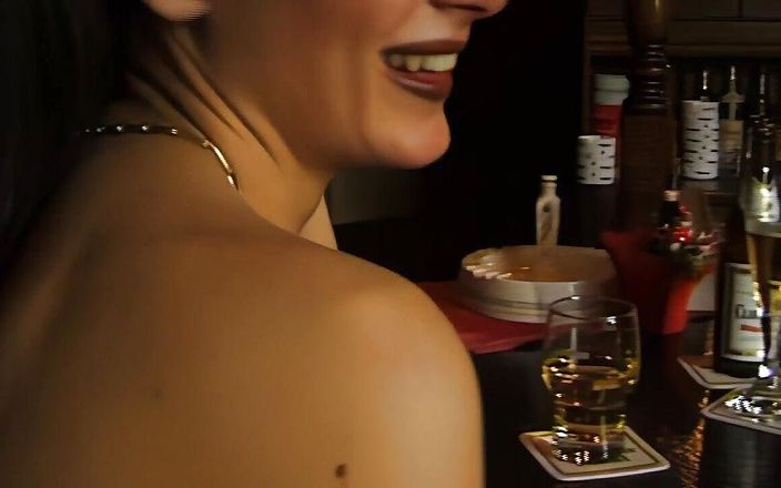 Perv Milfs n Teens: 白雪姫は村のパブで処女を奪われました