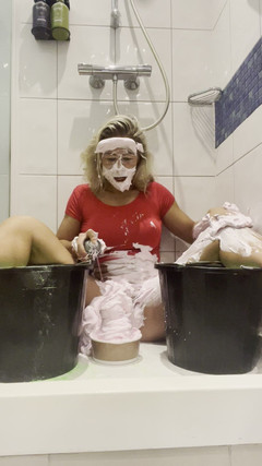 CALLIE ROKS: Merah jambu berkencing ke muka dan baldi gunge di atas...