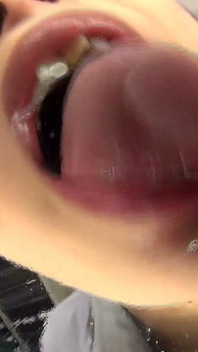 Nao Yuuki faz a terapia que você não imagina com língua e muita saliva.