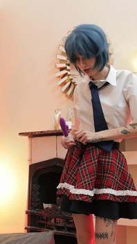 Chica de pelo azul Sasha Paige ama follar su pequeño coño apretado