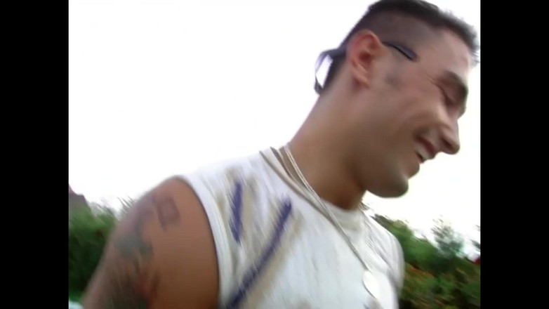 Cruel Media TV: スーパーホット・アンジェリーナ・クロウ - 屋外撮影