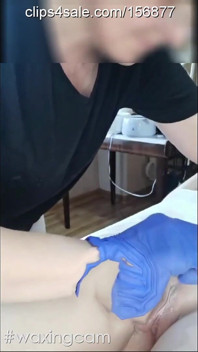 Depilando a buceta gemendo de uma mulher