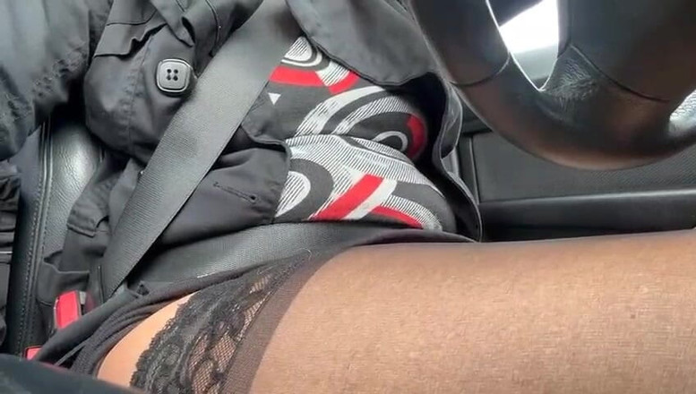 Step Mommy: 穿着丝袜的熟女在汽车车轮后面摩擦她的阴户