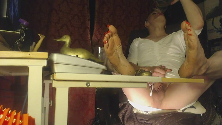 Lilly Disgrace: 用投手壶喝尿