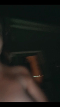 Brosser l’air pendant la nuit sur ma nudité est tellement exaltant