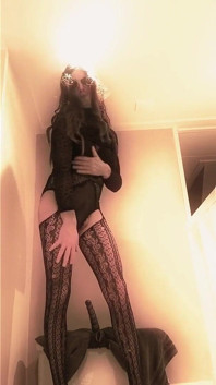 Sissyhusband lagi asik muasin memeknya pakai dildo