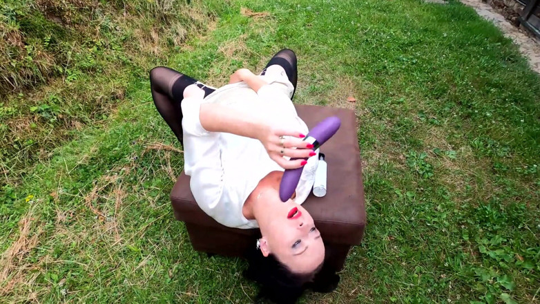 Wanilianna: Vibrador roxo e meias pretas