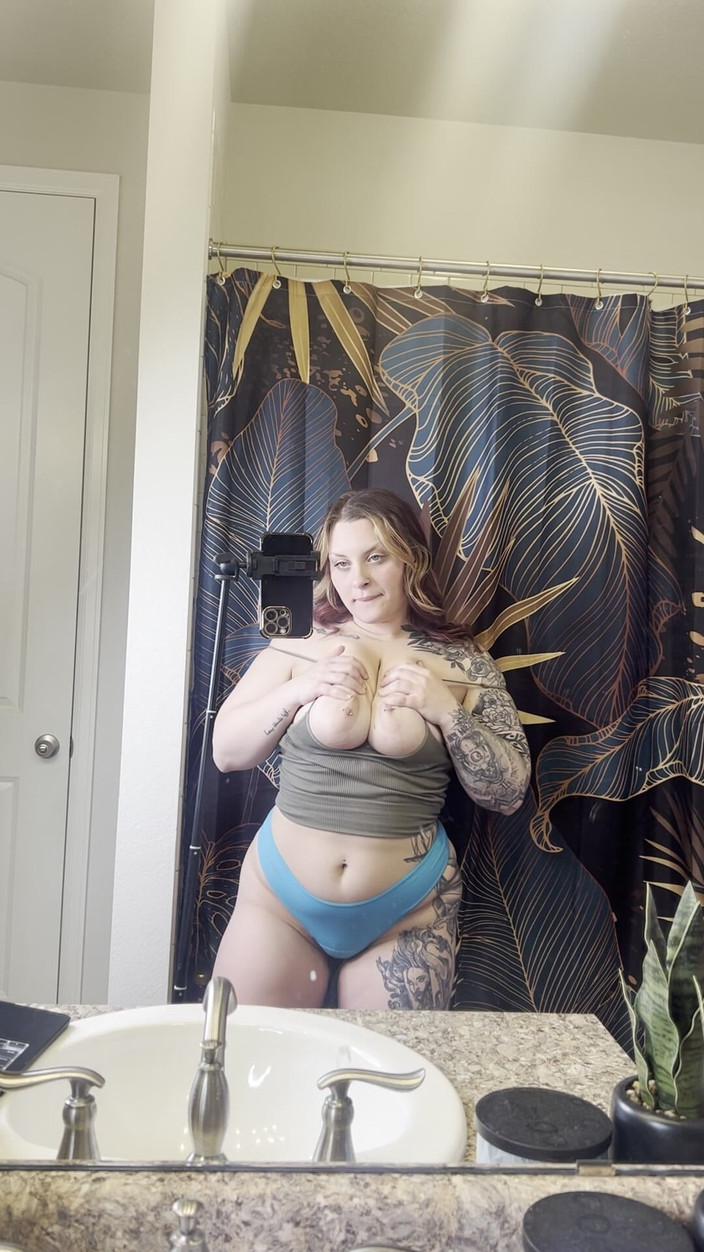 ChandlerKnight: Peeker sous la douche : déshabillage et savonneuse