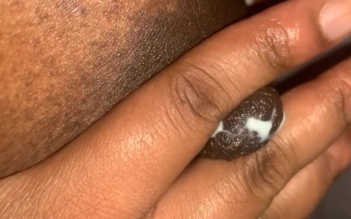 Super sexy ebony cuties: Memeras besarku dengan peras susu - close up