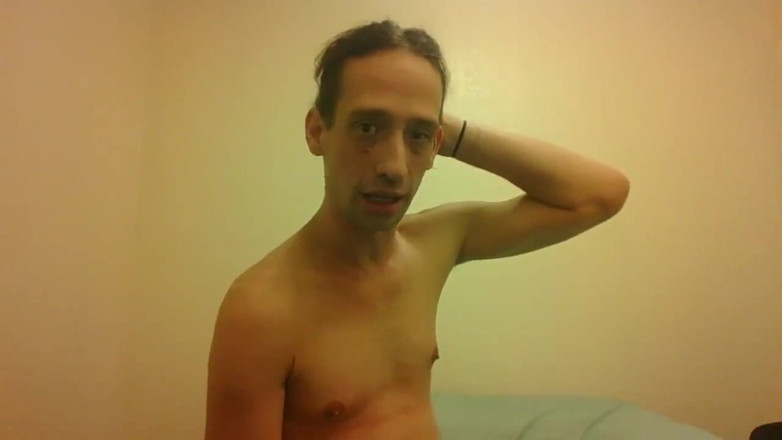LilTaste: Une trans aux seins nus bouge ses oreilles sans bouger...