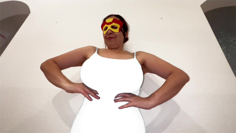 VeeVee Vixen: Super eroină cu costume cu țâțe uriașe legate