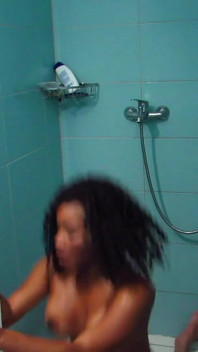 与美丽的黑人荡妇 kiki minaj 的激烈淋浴性爱
