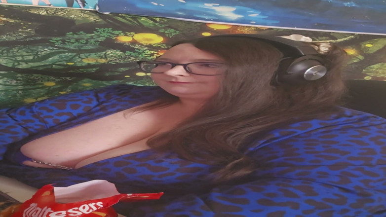 SSBBWLadyBrads: SSBBW Goddess Snacking Whilst Working