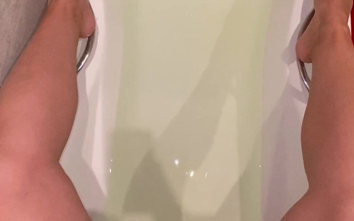Ms Pee Piss: Pisse dans la baignoire avant de se laver