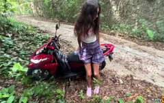 他把他的继妹带到一个废弃的房子里做爱