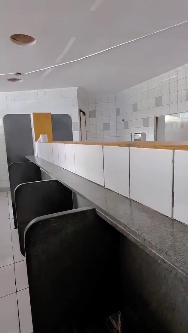 Marcosninfo: mainne saarvajnik baathroom men dikhaava kiya aur ek naaraaj motarsaikil...