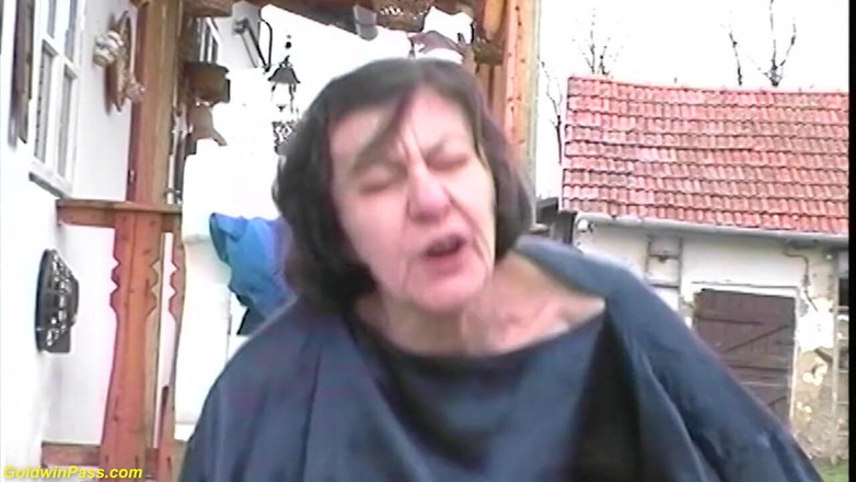 Goldwin pass: Волосатую 84-летнюю бабушку грубо трахает на улице ее мальчик-игрушка