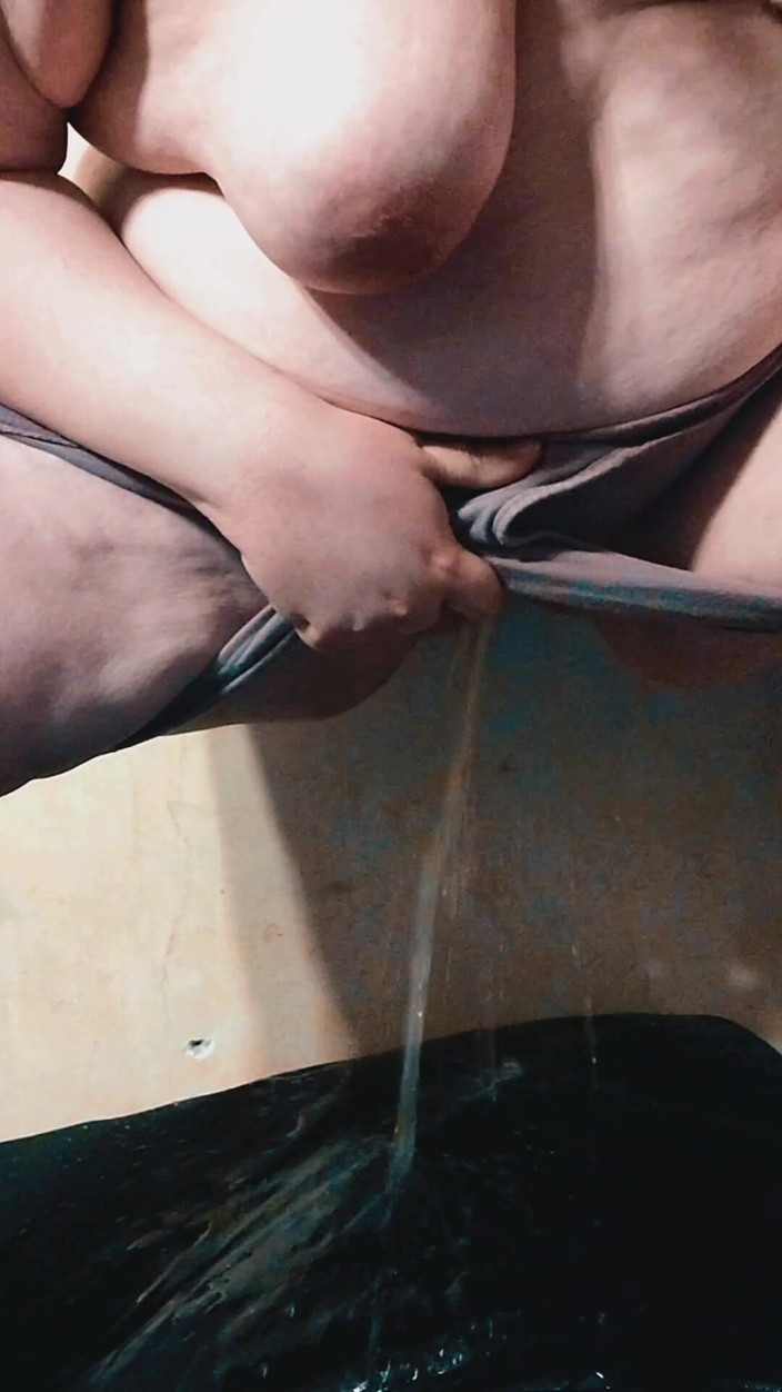 Raven Starlight: BBW nimmt große pisse auf das bett