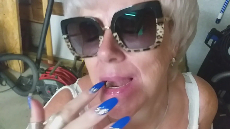 PureVicky66: Calda nonna succhia un grosso cazzo conrelish