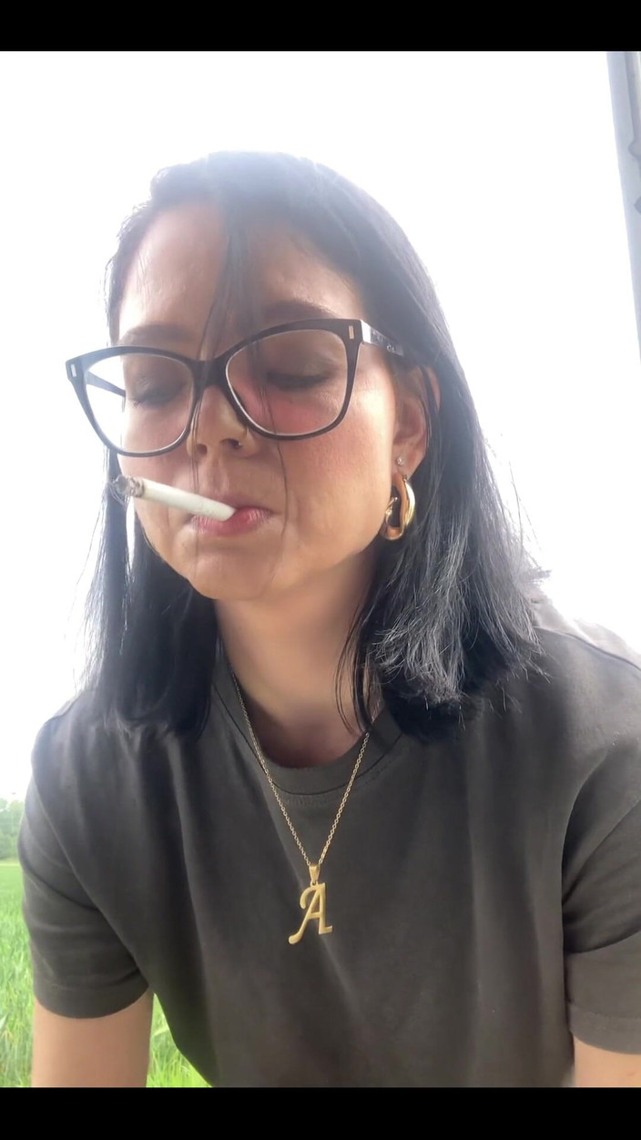 Shione Cooper: Palenie przed strzelaniem w mojej furgonetce na zewnątrz 