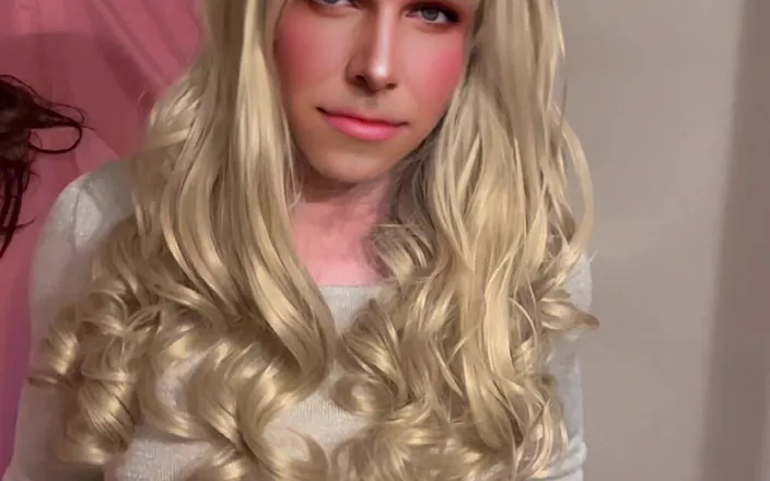 Laura Luiscz: Sissy Crossdresser Cat Walk Training