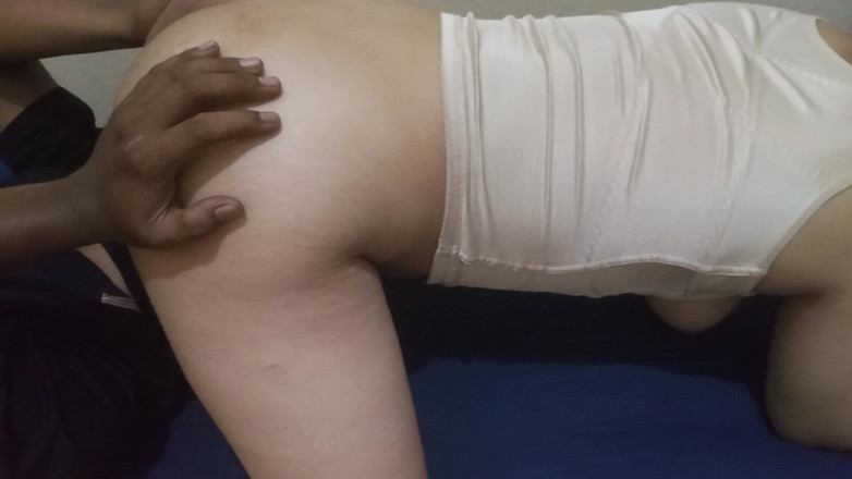 Angelina Pop: Menjilat Memek Tante Girang Sampai Bilang Masukin Lidahnya