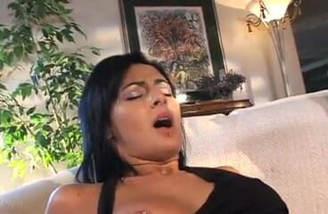 Perfect Porno: Gewagte schlampe bekam ihren kitzler mit piercing geleckt und hart...