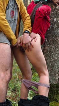 Amateur-paar macht liebe in einem herbstlichem wald