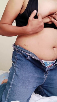 Une demi-sœur se fait surprendre pendant un chat vidéo et baiser son gros cul
