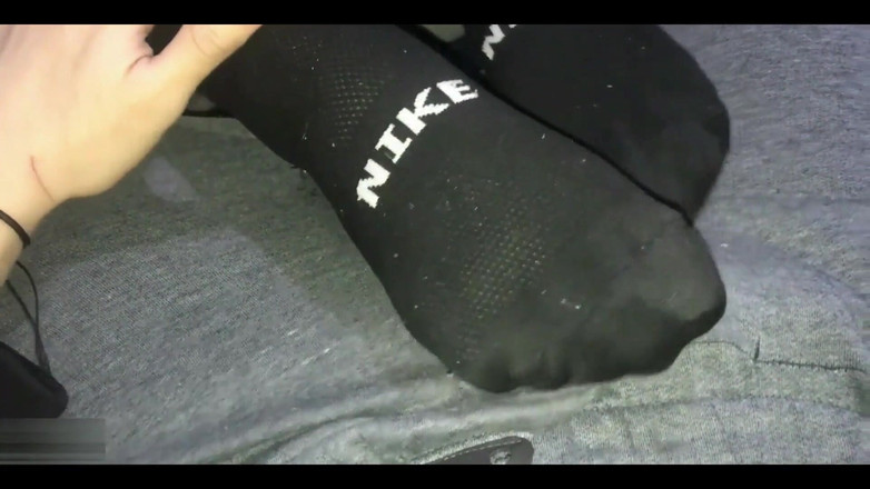 MAFELAGO: 当我的继兄弟进入我的房间时，我吮吸他的鸡巴，非常热辣饥渴