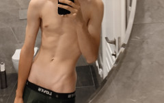 Lukexo: Sama v koupelně