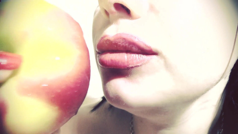 Goddess Misha Goldy: Сексуальные розовые губы и Juisy Apple