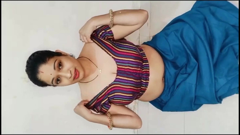 YourUrfi: Indiana sexy Maal Bhabhi dedilhando buceta e mijando