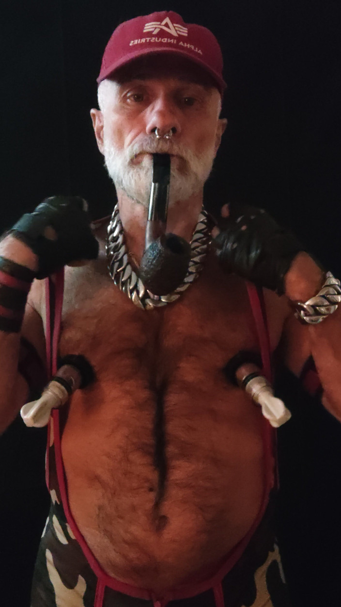 MusclesCigarsFFPig: Tatăl vitreg fumând țeavă și sfârcuri de pompare