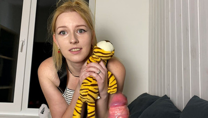 SweetAndFlow: Kız öğrenci kötü not yüzünden sakso çekiyor ve üvey babasını sikiyor