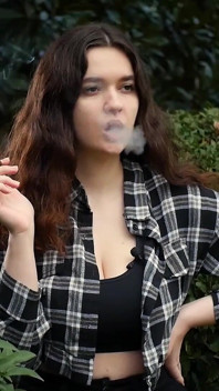 Sladká a prsatá ruská holka kouří cigaretu v přírodě